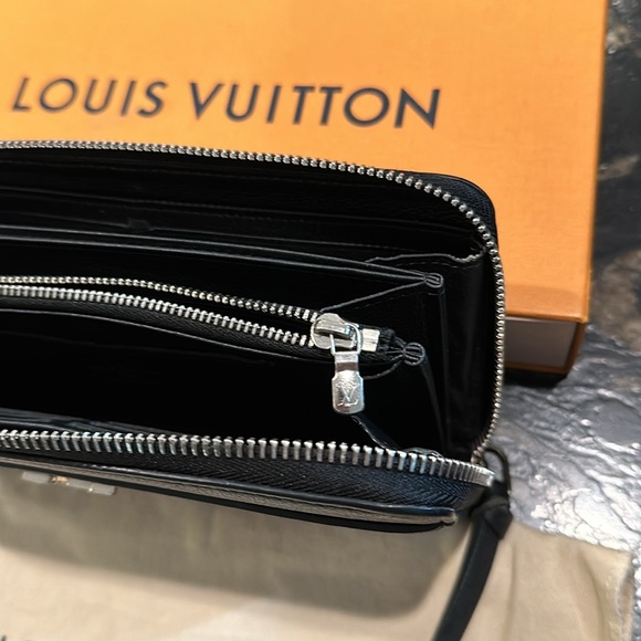 Louis Vuitton Wallet - Picture 6 of 7